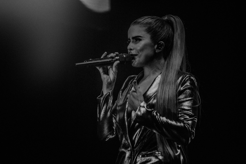 Music Photography | Paloma Faith singing at Liverpool Echo Arena